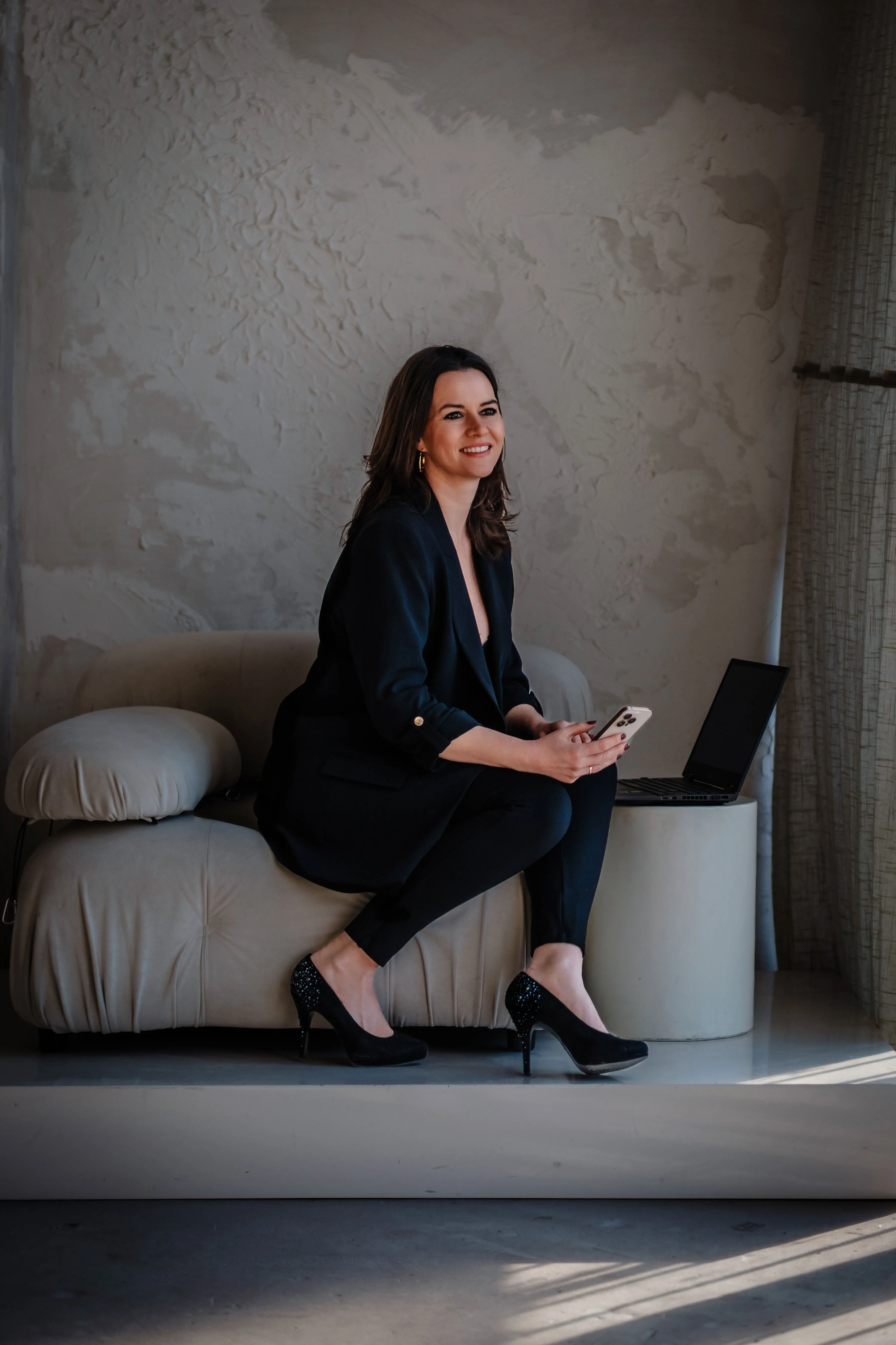 Sarah-Yasmin Hennessen mit Smartphone und Laptop.