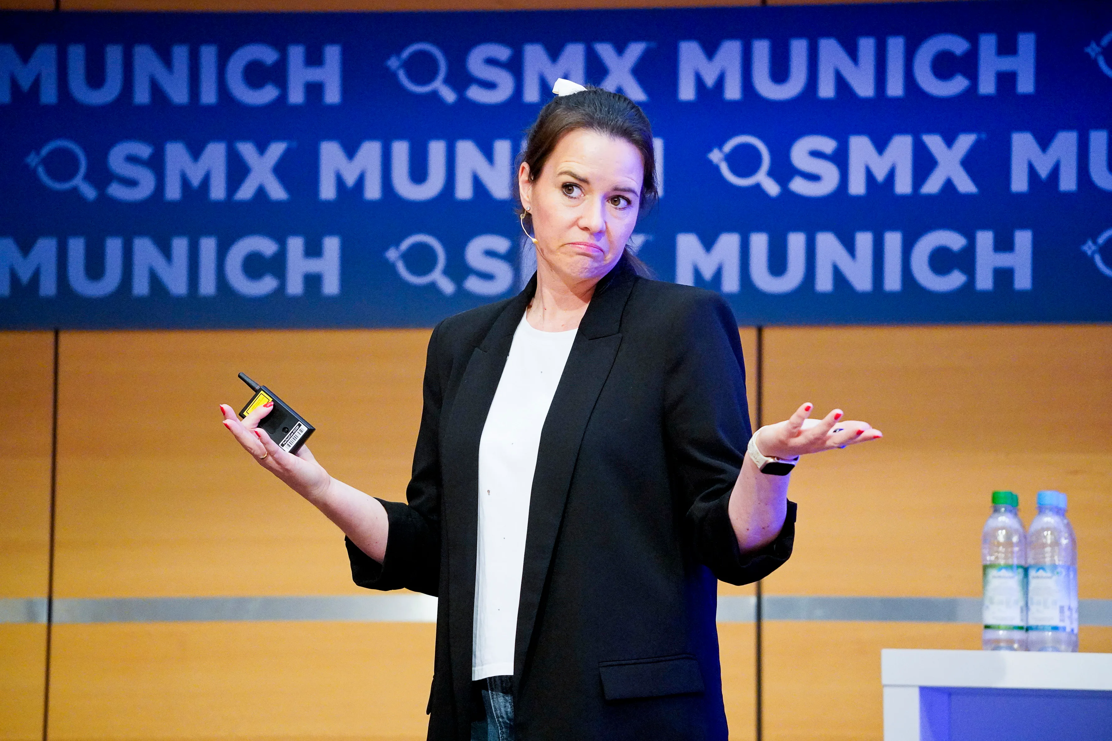 Sarah-Yasmin Hennessen gestikuliert während eines Vortrags auf der SMX-Bühne.